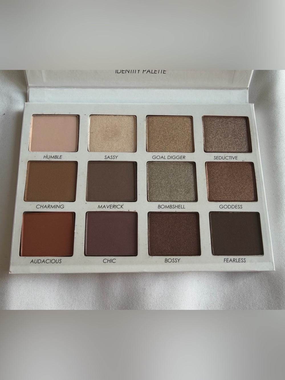Persona Identity Palette - 12 eyeshadow palette - Picture 2 of 4